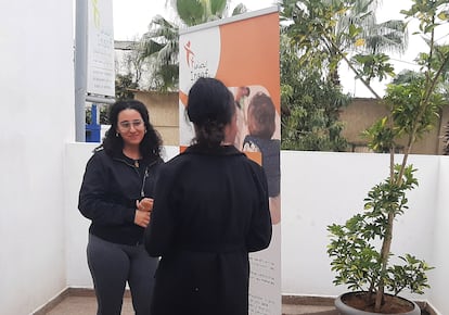 Zeineb (de espaldas), madre soltera, habla con la asesora Saadia el Alaui en el centro de acogida de la INSAF en Casablanca.