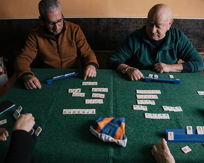 Vecinos de La Hoya (Salamanca) durante una de sus partidas al Rummikub.