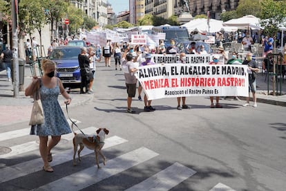 Manifestación el pasado julio de comerciantes ambulantes en la plaza de Cascorro en protesta por la falta de acuerdo con el Ayuntamiento