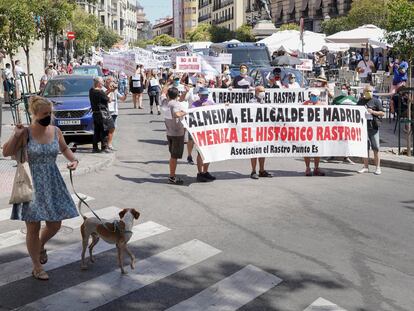 Manifestación el pasado julio de comerciantes ambulantes en la plaza de Cascorro en protesta por la falta de acuerdo con el Ayuntamiento