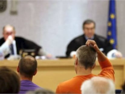 'Txapote', de espaldas y vestido de naranja, durante un juicio en 2012.