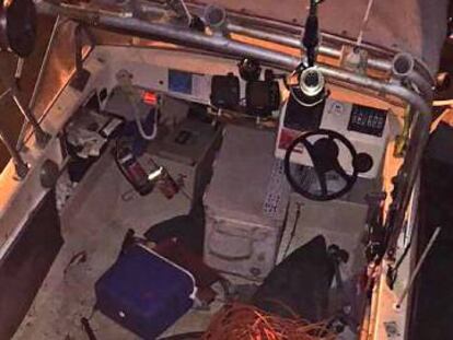 El tiburón blanco de 2,7 metros, en el barco del pescador Terry Selwood.