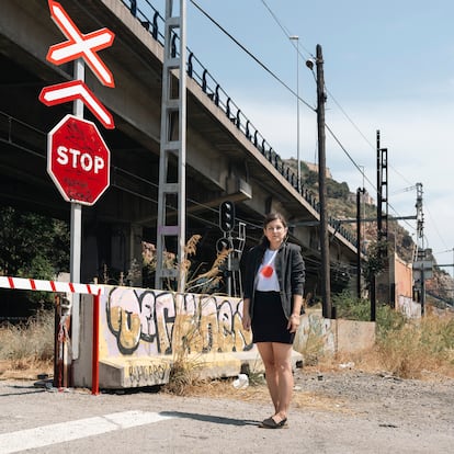 L'artista Lola Lasurt al passeig de Can Tunis, on hi havia hagut la platja de Can Tunis