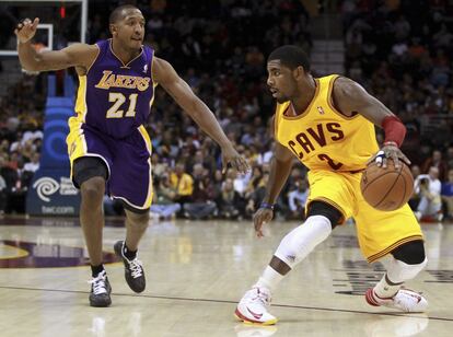 Erving, de los Cavaliers, con el balón