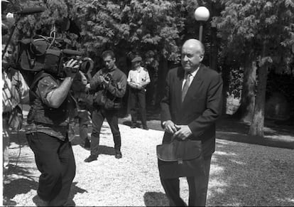 Xabier Arzalluz acude a la reunión de la mesa de Ajuria Enea (Acuerdo para la Normalización y Pacificación de Euskadi), en Bilbao, el 25 de junio de 1996.