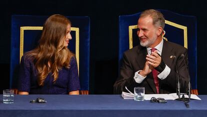 Felipe VI aplaude el discurso de la princesa Leonor de Borbón durante la gala de los Premios Princesa de Asturias.