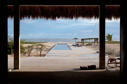 Vista de la playa desde el pabellón de talleres de Casa Wabi. |