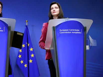 Mariya Gabriel (derecha) en una rueda de prensa en Bruselas el pasado enero.