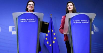 Mariya Gabriel (derecha) en una rueda de prensa en Bruselas el pasado enero.