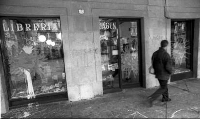 La librería Lagun tras el ataque de radicales que apoyaban a ETA, el 24 de diciembre de 1996.
