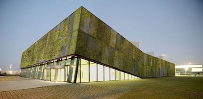 Centro Cultural Aeronáutico en El Prat de Lobregat, con fachada de efecto vegetal creado por Sergi Godia, Berta Barrio y Eloi Juvillà.