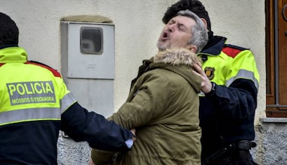 Jordi Magentí, en uno de los registros en su casa con los Mossos.