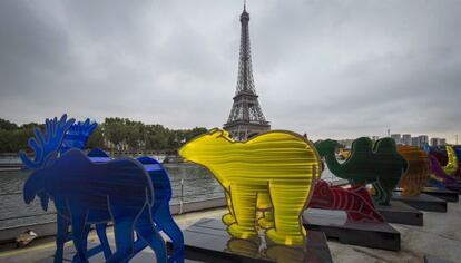 Uno de los dos buques con las esculturas ecologistas, a su llegada a la Torre Eiffel.
