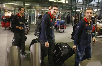Jugadores de la selección española de balonmano a su llegada al aeropuerto de Doha (Catar) el pasado martes.