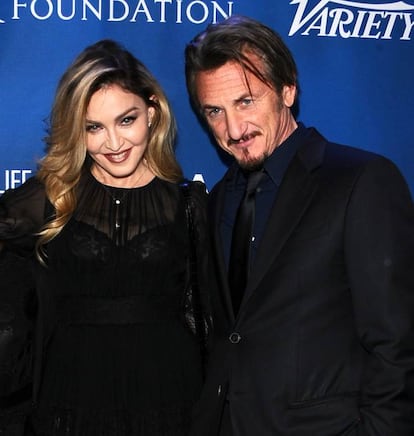 <p>Madonna y Sean Penn estuvieron casados de 1985 a 1989. Un tiempo en el que la cantante llegó a dedicar al actor su álbum ‘True Blue’ (1986), quien inspiró también algunas de las canciones. En su demanda de divorcio, citaron “diferencias irreconciliables”, y el abogado de la reina del pop llegó a apuntar como motivo el temperamento y el alcoholismo del oscarizado intérprete. </p> <br> <p> <p> Pasado el tiempo, han sido varias las veces que se han dejado ver en público, se han alabado mutuamente y se han apoyado en sus proyectos, como acudiendo a las galas con fines benéficos organizadas por ellos. "La forma en que (Sean) ha cambiado Haití en los últimos seis años y medio es increíble. Estoy muy orgullosa de ti, muy orgullosa de saber de ti. Así que quiero decir: Sean, te quiero desde el momento en que puse los ojos en ti y todavía te quiero igual", dijo la artista en enero de 2016 en una gala en beneficio de Haití organizada por Penn.</p> <br> <p>