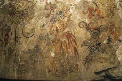 Mural que muestra la creación del cosmos y la coronación de uno de los reyes mayas.