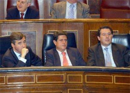 Los ministros del Interior, Ángel Acebes, Defensa, Federico Trillo y Justicia, José María Michavila (de izqda a dcha), hoy en el Congreso.