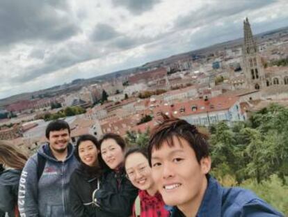 Jihyun, tercera por la izquierda, junto a unos amigos en Burgos.