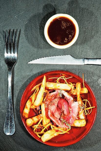 Rosbif con patatas fritas y &#39;chips&#39; de puerro.