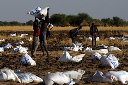 Varios sudaneses recogen comida lanzada desde un avión en el año 2003. El país lleva años en un conflicto tribal que históricamente ha dejado sin víveres a algunas regiones.