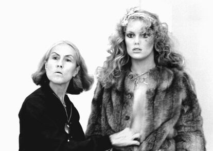 Polly Mellen y Patti Hansen haciendo el estilismo para Vogue. Diciembre 1977.