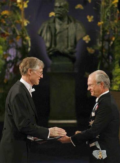 El estadounidense John Mather recibe de manos del rey Carlos Gustavo de suecia el Nobel de Física, que le fue concedido junto a su compañero George Smoot por su trabajo sobre las microondas.