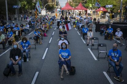 La presidenta de la Assemblea Nacional Catalana (ANC), Elisenda Paluzie (en el centro), acompañada por el vicepresidente de Òmnium Cultural, Marcel Mauri (a la derecha), en el acto central de la Diada en Barcelona, este viernes.