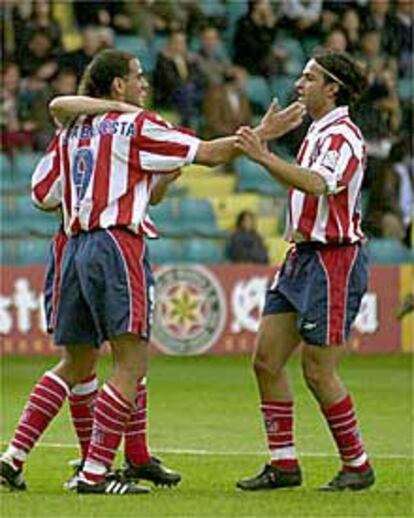 Hugo Leal acude a felicitar a Salva por su gol.