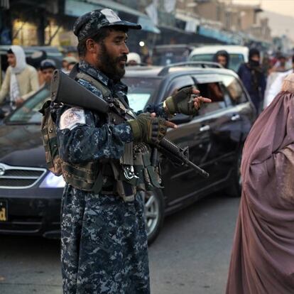 Una mujer en el centro de Kandahar (Afganistán).