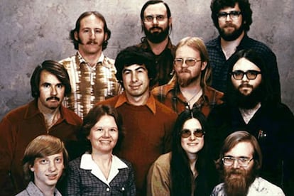 Bill Gates fundó Microsoft en el año 1975 en Nuevo México (EE UU), junto a Paul Allen. Ambos aparecen en la primera fila (Gates en el extremo izquierdo y Allen en el derecho) de esta fotografía de la plantilla de la empresa tomada en 1978, un año antes de que la compañía se trasladase al estado de Washington.