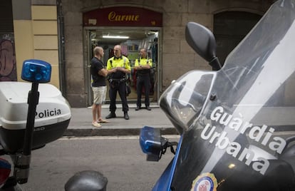 Agentes de la Guardia Urbana delante de la tienda de 'souvenirs' en la que se refugió uno de los heridos tras el tiroteo.