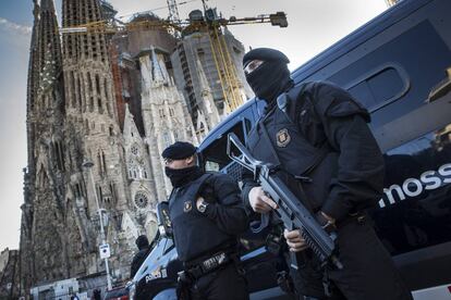 Fort desplegament policial a la Sagrada Fam&iacute;lia, despr&eacute;s dels atemptats de Par&iacute;s. 