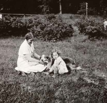 Photograph of Gerda Grepp's mother, Rachel, with the journalist's daughter, Sasha, from the family archive.