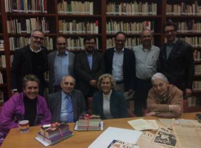 Manuela Carmena con varios miembros del Ateneo Español en México durante su visita de este martes