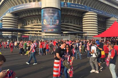 Jose y Ana, en la final de la Champions 2016 en Milán, frente a San Siro.