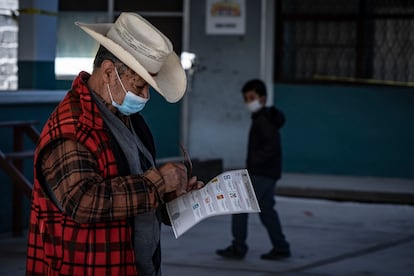 Un hombre revisa su boleta electoral durante la jornada de votación en Hidalgo. 
