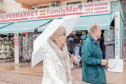 A couple in Fuengirola, a favorite area for expats.