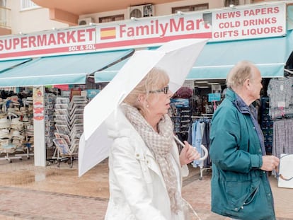 A couple in Fuengirola, a favorite area for expats.