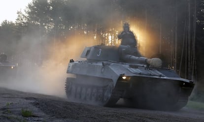 Un soldado encima de un tanque se dirige al ensayo para el desfile militar del día de la independencia en las afueras de Minsk, Bielorrusia.