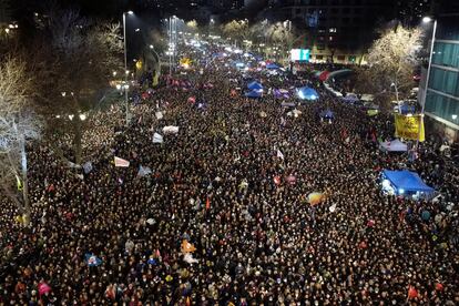 Simpatizantes del apruebo participan en el centro de Santiago del cierre de campaña por el referendo constitucional, el 1 de septiembre de 2022.