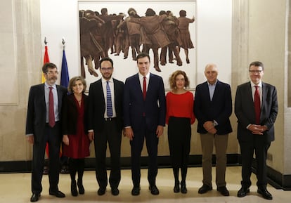 El equipo negociador del partido socialista, (de izda. a dcha.) José Enrique Serrano, María Luisa Carcedo, Antonio Hernando, Pedro Sánchez, Meritxell Batet, Rodolfo Ares y Jordi Sevilla, posan para la foto de familia tras la firma de un acuerdo de investidura y legislatura alcanzado con Ciudadanos,en el Congreso de los Diputados, en 2016.
