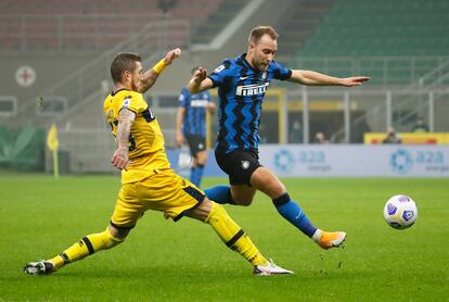 Eriksen intenta superar a Kucka, volante del Parma, el sábado pasado.