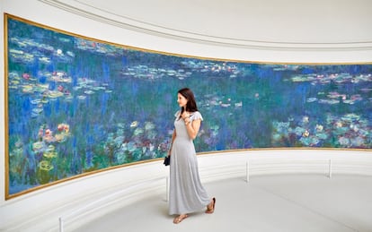 El azul ilumina las dos salas del museo de la Orangerie, en París, donde se exponen 'Les nymphéas' ('Los nenúfares'), de Claude Monet, una serie de ocho pinturas que recrean el estanque del jardín de la residencia del pintor impresionista en Giverny. Monet cedió los cuadros al estado francés en 1918 y fueron dispuestas en las salas del museo parisiense -una verdadera Capilla Sixtina del Impresionismo, según la web de centro- siguiendo las indicaciones del artista pocos meses antes de su fallecimiento.