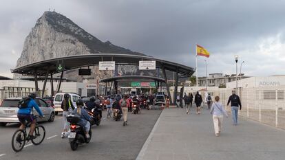 Peatones y vehículos cruzan la Verja para entra en Gibraltar desde La Línea de la Concepción (Cádiz) el pasado 10 de octubre.