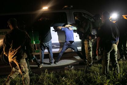 Agentes de la Patrulla Fronteriza de Estados Unidos detienen a un inmigrante indocumentado menor de 16 años de México en Mission, Texas (EE UU).