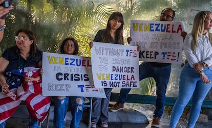 Manifestantes venezolanos asisten a una vigilia en Doral, Florida, el 8 de mayo de 2025.