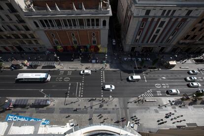 El plan Madrid 360 prevé la prohibición gradual de la entrada de los vehículos más contaminantes a la ciudad y, en paralelo, creará una línea de ayudas para la renovación de la flota, dotada con 50 millones de euros al año. En la imagen, vista de un tramo de la Gran Vía de Madrid.