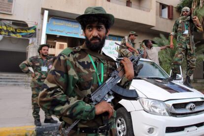 Soldados leales a Gadafi montan guardia en Zawiyah