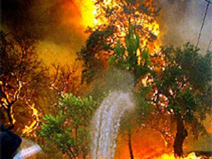 Un bombero luchando contra las llamas, ayer, en Maçanet de la Selva.