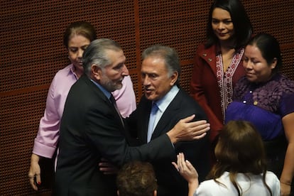 Adán Augusto saluda a Miguel Ángel Yunes Linares, antes de su toma de protesta como suplente, el 10 de septiembre.